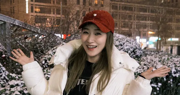 刘诗雯北京赏雪，白羽绒服配红帽长发甜笑超美