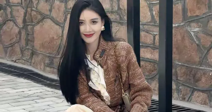 刘丹萌脚踩高跟筒靴在阳光下格外迷人，真好看