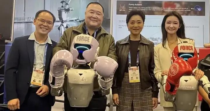 杨澜老公美国被偶遇！满头白发身材发福，站老婆旁边像两代人