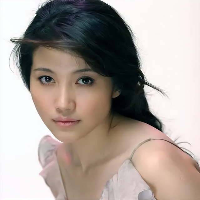 她十年拿8个影后,从不上综艺,声称：饿死也不接广告,至今单身