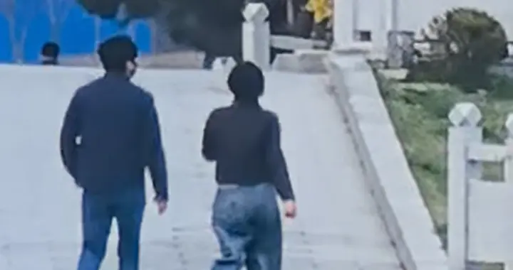 辽宁偶遇郭京飞夫妇，穿的好朴素，退圈10年的鲍莉身材比老公还壮