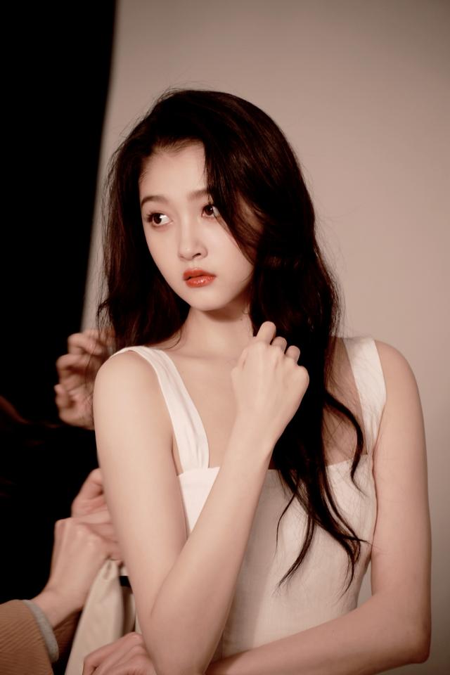 关晓彤温婉白裙是心动的感觉