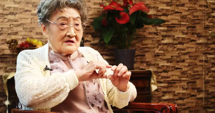 上海电视台第一位主持人，与新民晚报同年同月生，现96岁成为网红