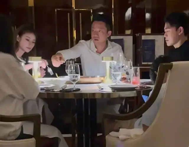 汪小菲一家北京吃西餐，他给小玥儿夹菜投喂 小霖霖沉迷手机无人管