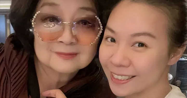 刘德华当众给她下跪，春晚为她让步，央视都宠的她晚年被骂上热搜