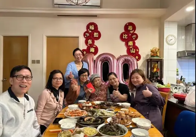 覃美金100岁显贫苦，庆生蛋糕只一层，服装老旧，95岁生日却奢华