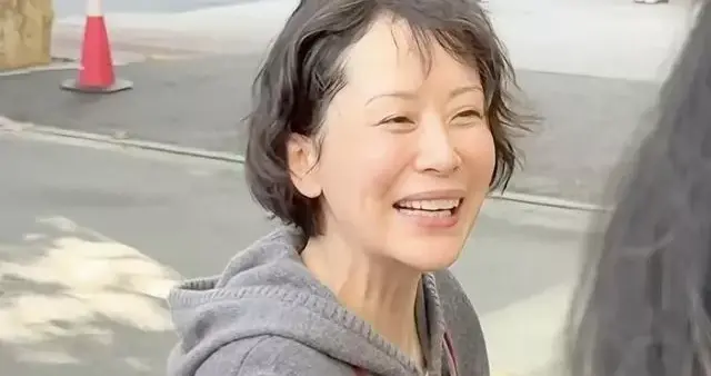 47岁海清上海街头现身，面部变化引发热议