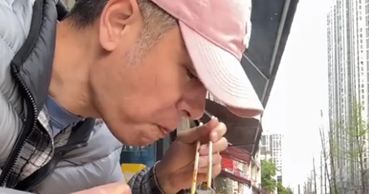 任重晒夫妻日常，和老婆坐路边吃面，孙骁骁状态超好不拍戏可惜了