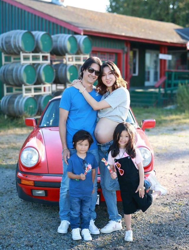 钟嘉欣晒照庆祝40岁生日 与孩子们合影留念