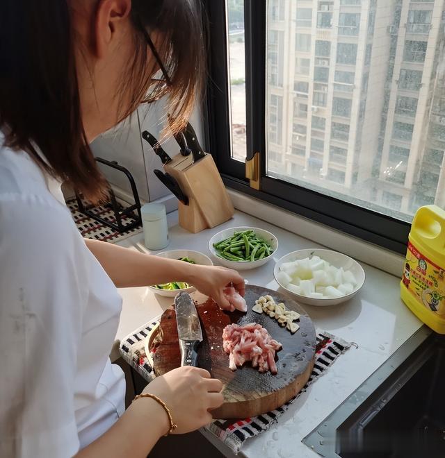 广州女子晒离婚后和儿子的晚餐，家里伙食大变样，网友：过于真实