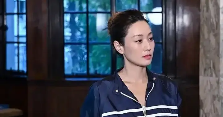 马伊琍换发型减龄10岁！穿运动夹克搭配同色系半身裙，美出新高度