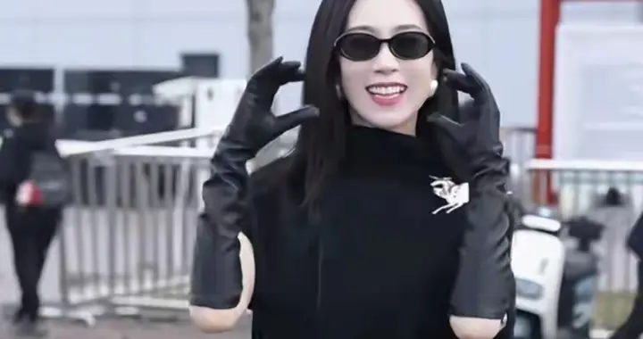 47岁温峥嵘黑色裙子配长靴参加浪姐录制，又美又飒！