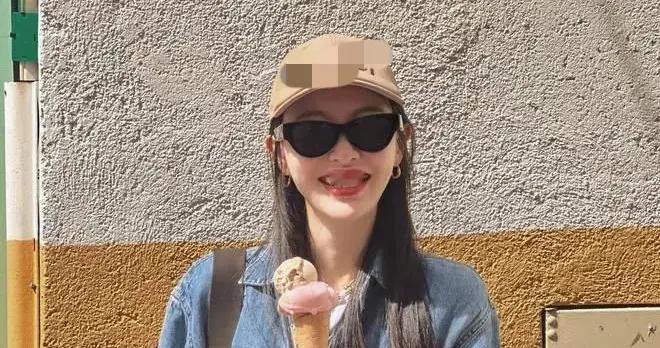 唐嫣当妈后状态越发年轻！穿牛仔衬衫+直筒裤，时髦减龄又高级