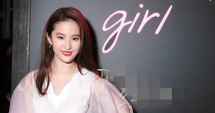 刘亦菲身穿一袭白色连衣裙搭配银色高跟鞋，真气质有范儿啊