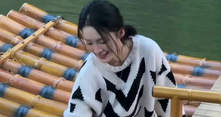 李沁的裸足线条干净纤细，自带一种清冷又温柔的氛围感