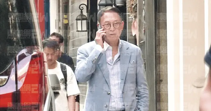 许晋亨在街头餐厅为李嘉欣等位，李嘉欣姗姗来迟，结婚18年仍恩爱