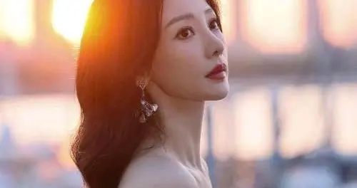 柳岩的骨架很小，肉感十足但一点都不壮，反而显得很娇小