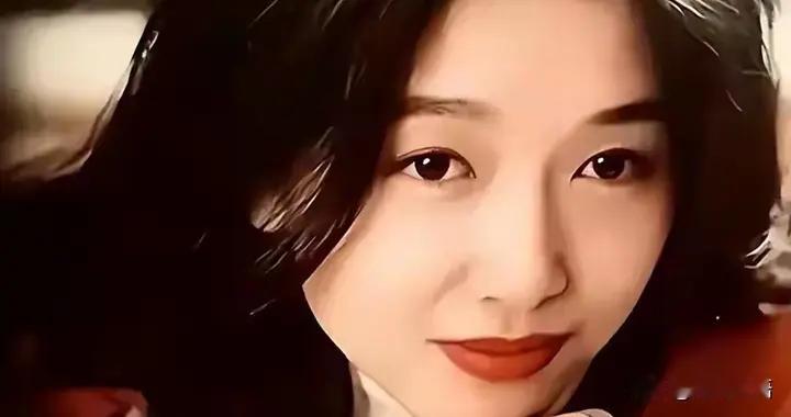 江珊57岁不染发不医美，白发皱纹超真实，这才是真女神