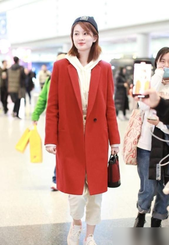 乔欣婚后露面新穿搭：红大衣+白卫衣+小白裤，时髦洋气又喜庆