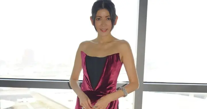TVB前女星退圈多年仍冻龄，零赘肉身材，精通多国语言转型做司仪