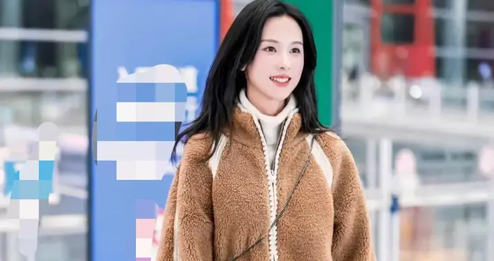 陈都灵机场私服真会穿！棕色羊羔毛外套+微喇裤，时髦保暖又洋气