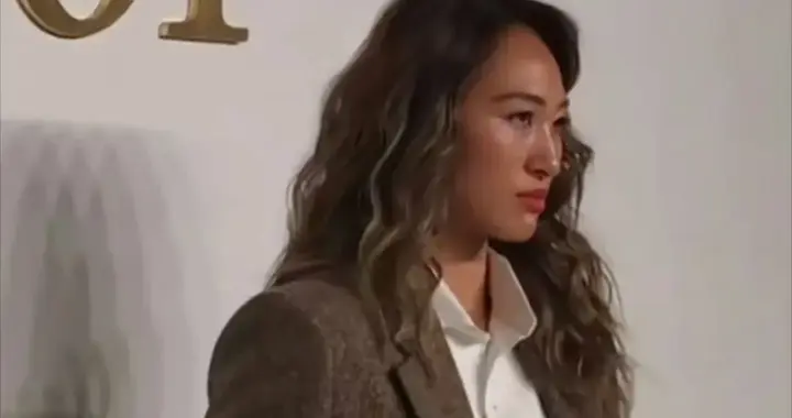 23岁郑钦文活动微卷发西装外套与牛仔裤高挑身材自信气质秒变超模