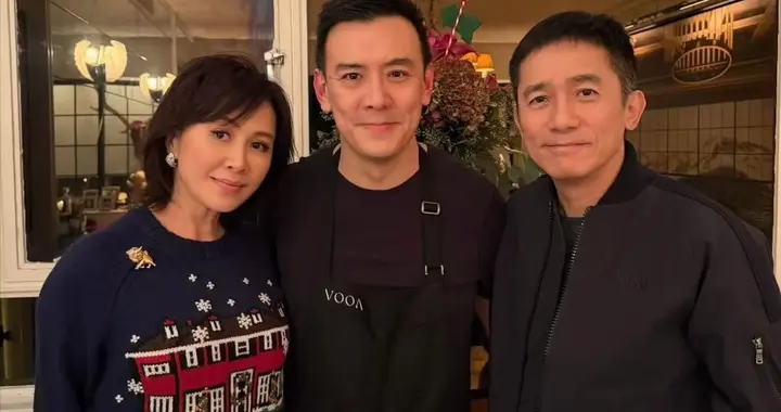 刘嘉玲在豪宅布置圣诞装饰，客厅摆放两米高圣诞树，墙上挂满名画