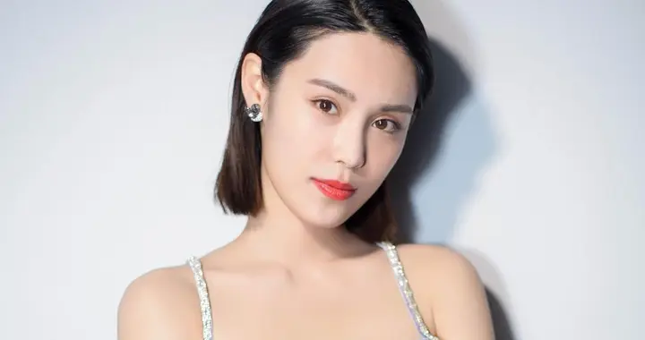 韩丹彤紫色丝绒礼服写真：露背设计勾勒完美身材，优雅迷人