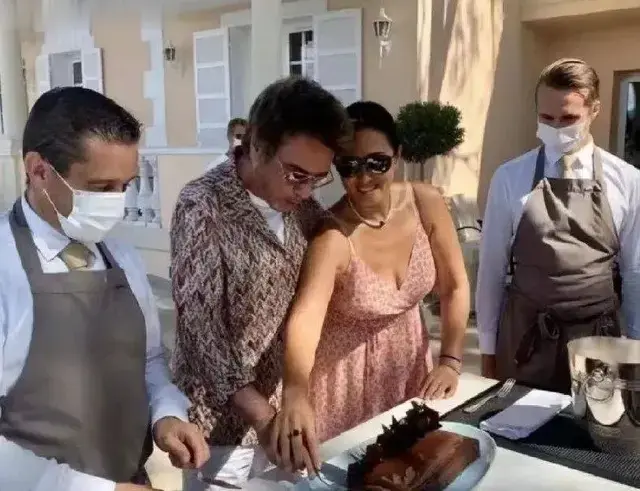 58岁巩俐近照吓坏网友, 胖到快200斤了,“千面巩皇变成老奶奶”了