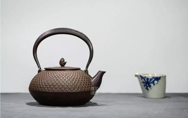 铁壶|你是否想过：铁壶为什么有不同的色泽？