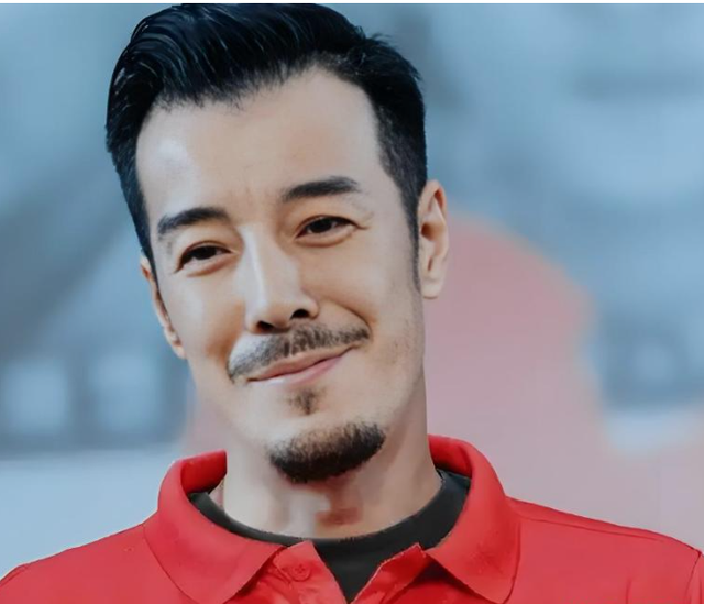 父亲是央视领导，他却偏不当关系户，娶二婚妻子，46岁才走红