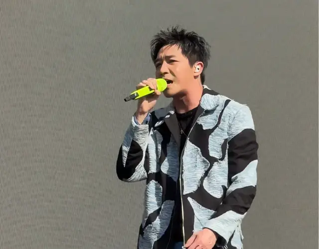 俞灏明首个音乐节王栎鑫登台助唱，借他话筒和耳返，兄弟情太感人