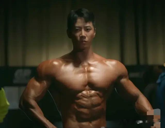 李濬荣新剧开播，开屏直接肌肉暴击，不得不说他戏路可真宽呀