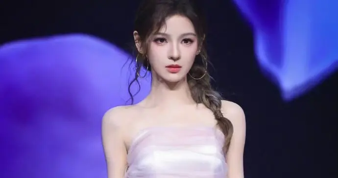 张予曦｜粉色薄纱裙造型，将优越的直角肩与天鹅颈衬托得更加精致 ???