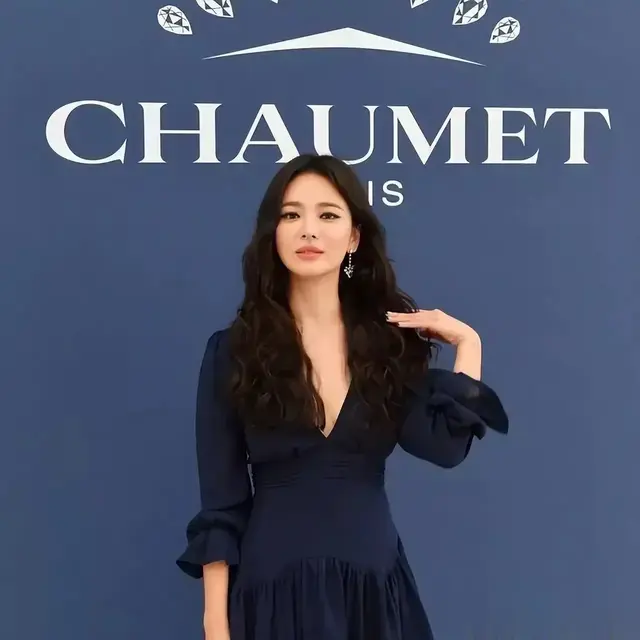 宋慧乔42岁美出新高度：深V领连衣裙搭配羊毛卷，尽显时尚魅力