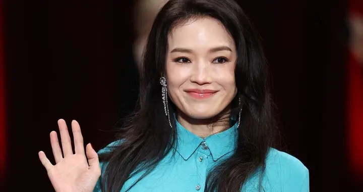 舒淇亮相卢米埃尔电影节开幕式红毯，冰蓝色抓褶裙，松弛又时髦