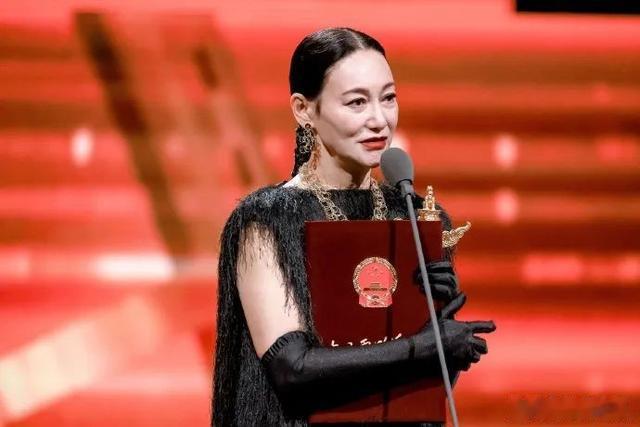 香港最传奇女星：3岁做乞丐12岁做舞女39岁吞药自尽，今获华表奖