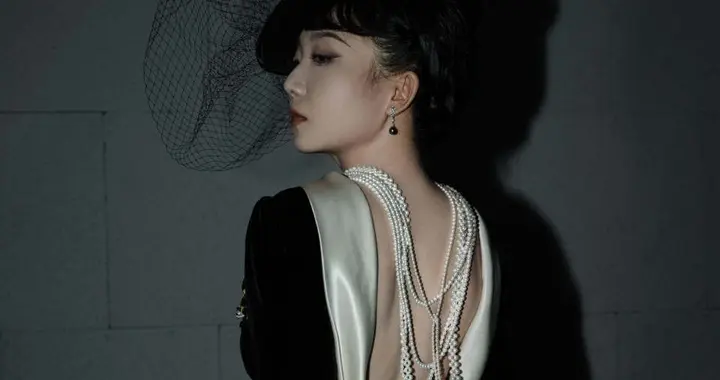 辣目洋子(李嘉琦)脚踩高跟，穿露背装，又酷又美