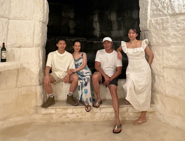 胡军女儿膀大腰圆跟妈妈像姐妹，15岁康康超180，帅过很多男明星