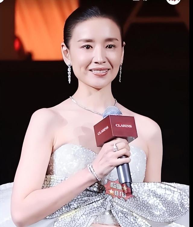 上海这一夜，被“又矮又老”的董洁惊艳，不站C位却艳压热巴金晨