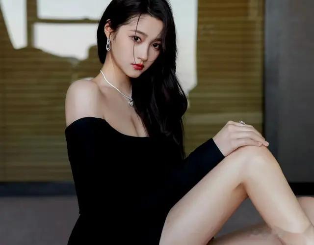 关晓彤｜有这身材，和什么颜色都适配