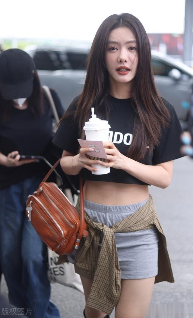 蔡文静上海机场出发，身穿黑色短T搭配灰色短裙清凉夏天