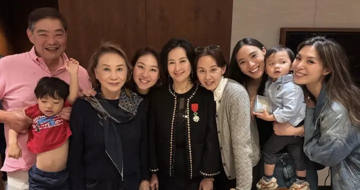 64岁富商为长女过40岁生日，抱两岁儿子与前妻同框，现任妻子也在