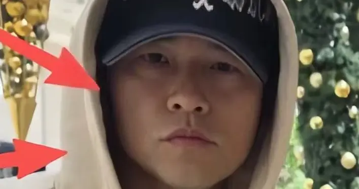 周杰伦带老婆在墨尔本，没胡子满脸褶，眼袋硕大跟半月前判若两人