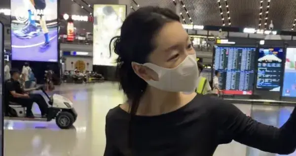 周冬雨机场素颜被偶遇，穿黑色套裙好瘦好小一只，皮肤超好很白！