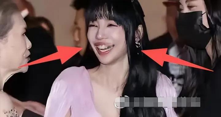 李靓蕾现身好友婚礼！四处搭讪大嘴吓人，深V开到腰抢尽新娘风头