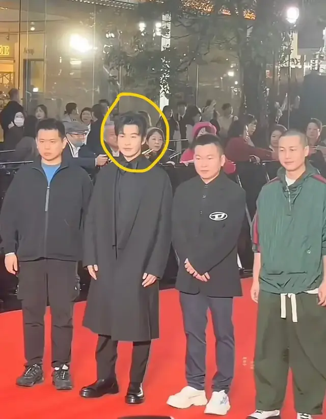 黄晓明帅气亮相东京电影节，网友：假发有点明显，笑翻在评论区