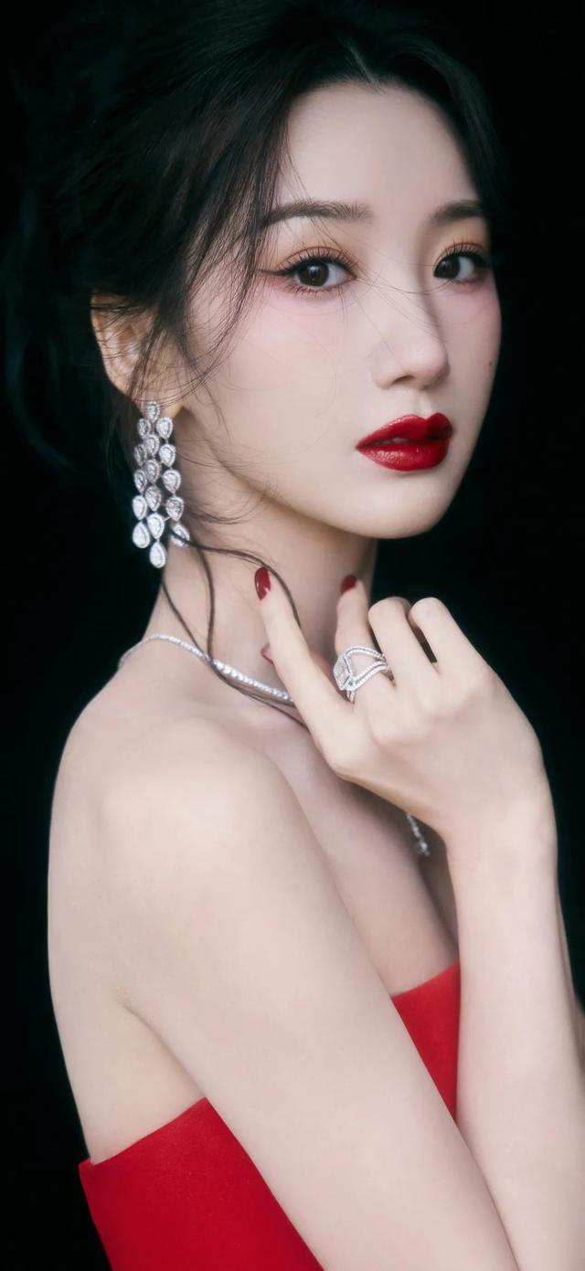 毛晓彤，婀娜红裙写真壁纸