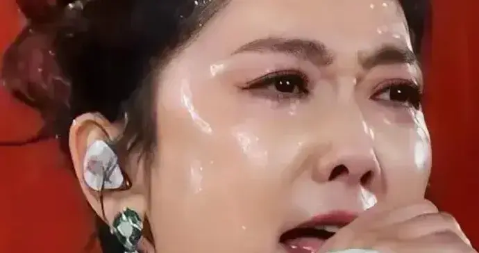 玲花暴雨中睁不开眼，全网都在问：这头发到底用的什么定型？ ???