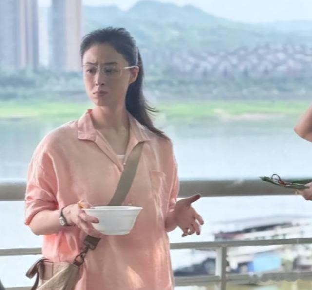 大S离世3个月后，42岁暴瘦脱相毫无美感的蒋欣，给所有人提了个醒